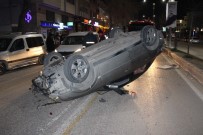 Refüje Çarpan Otomobil Ters Döndü Açıklaması 2 Yaralı