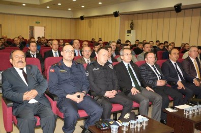 Tosya'da 'Öğrenci Başarısında Okul Veli İşbirliği' Konferansı Gerçekleştirildi