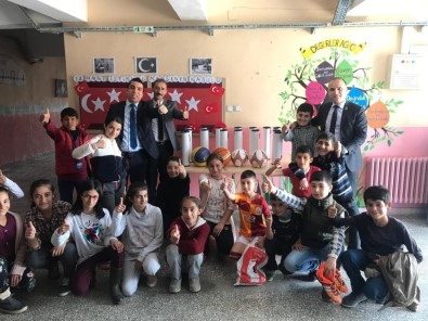 Türkiye Gaziler Ve Şehit Aileleri Vakfı Köy Okuluna Spor Malzemeleri Hediye Etti