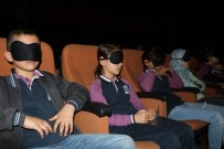 GÖRME ENGELLİ - Uyku Bantları Takıp Tiyatro Dinlediler