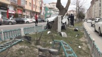 KARAHISAR - Uykusuz Sürücü Ağaca Çarparak Durabildi