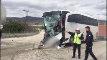 KAYADÜZÜ - Amasya'da Yolcu Otobüsü İle Kamyon Çarpıştı Açıklaması 15 Yaralı