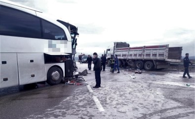 Amasya'da Yolcu Otobüsü Kamyonla Çarpıştı Açıklaması 15 Yaralı