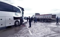 KAYADÜZÜ - Amasya'da Yolcu Otobüsü Kamyonla Çarpıştı Açıklaması 15 Yaralı