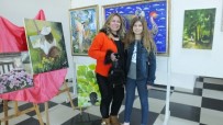 AHMET AKıN - Burhaniye'de Bayan Ressamların Karma Resim Sergisi İlgi Gördü