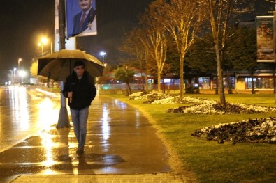 İstanbul'da Sağanak Yağış Etkili Oluyor
