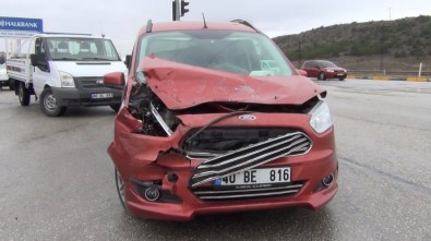 Kırmızı Işıkta Duramayan Sürücü Zincirleme Kazaya Yol Açtı Açıklaması 2 Yaralı