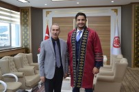 BEDEN EĞİTİMİ - Milli Güreşçi Akademik Cübbesini Giydi