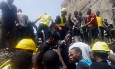 Nijerya'da Yüzlerce Kişi Çöken Binanın Enkazı Altında Kaldı