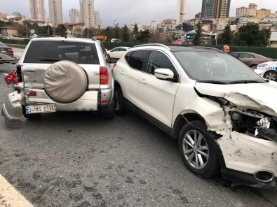 TEM Otoyolunda 4 Araç Birbirine Girdi Açıklaması 1 Yaralı