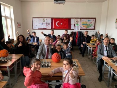 Türkiye Gaziler Ve Şehit Aileleri Vakfı Köy Okullarına Satranç Takımı Dağıttı
