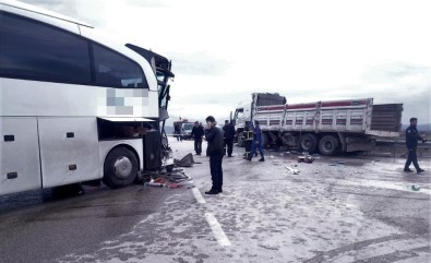 Yolcu Otobüsü Kamyonla Çarpıştı Açıklaması 15 Yaralı