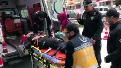 Yolu Kapatmak İsteyen Polise Otomobil Çarptı