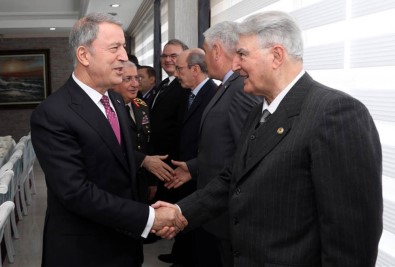 Bakan Akar Emekli Ve Muvazzaf Subaylarla Bir Araya Geldi