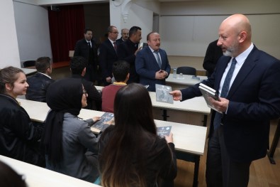 Başkan Çolakbayrakdar, Öğrencilere 'Safahat' Hediye Etti