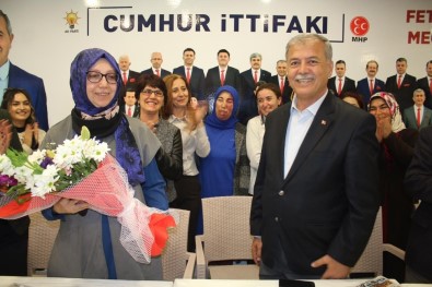 Gençlerden Dr Mehmet Nil Hıdır 'A Sürpriz Kutlama