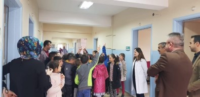 Öğrenciler, Sağlık Çalışanlarının Bayramını Kutladı