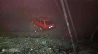 Otomobil Tarlaya Uçtu Açıklaması 1 Yaralı
