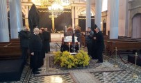BAŞPİSKOPOS - Patrik Mesrob Mutafyan'ın Naaşı  Saygı Duruşu İçin Katafalka Konuldu