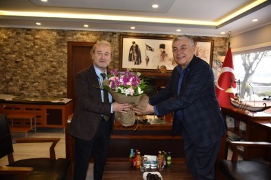 Sarıyer Belediye Başkanı Genç, Tıp Bayramı'nda Sağlık Çalışanlarını Ziyaret Etti