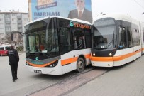 SADIK AHMET - Tramvay İle Halk Otobüsü Çarpıştı