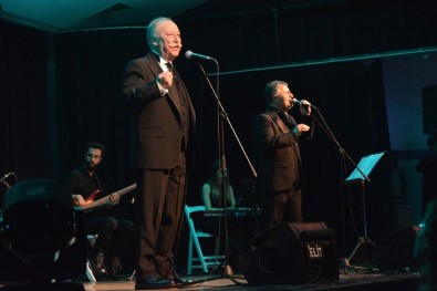 Aliağa'da Komedi Festivali, 'Şifa Niyetine' Oyunuyla Final Yaptı
