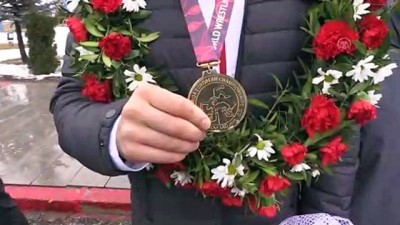 Avrupa Şampiyonu Güreşçiye Davul Zurnalı Karşılama