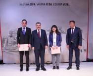 FAHRETTİN KOCA - Başkale'de Görevli İki Hekim, 'Yılın Doktoru' Seçildi