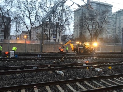 Başkent'te Raydan Çıkan Akaryakıt Treni Raylara Oturtularak Olay Yerinden Uzaklaştırıldı