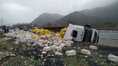 İnşaat Malzemesi Yüklü TIR Devrildi, Sürücü Hafif Yaralandı