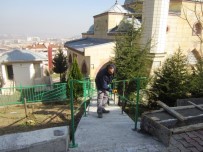 ENGELLİ RAMPASI - İzmit'te Yol Çalışmaları Sürüyor