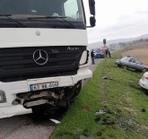 Kamyon İle Otomobiller Çarpıştı Açıklaması 5 Yaralı