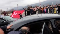 MHP Genel Başkanı Bahçeli, Mengen'de Vatandaşları Selamladı Haberi