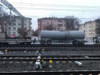 TREN SEFERLERİ - Raydan Çıkan Tren Olay Yerinden Uzaklaştırıldı