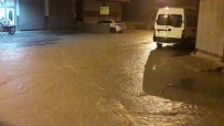 SAĞANAK YAĞMUR - Şanlıurfa'da Sağanak Yağmur Caddeleri Göle Çevirdi