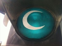 YEŞILAY CEMIYETI - Trafik Işıkları Yeşilay İçin Hilale Büründü