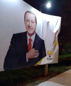 Ataşehir'de Cumhurbaşkanı Erdoğan'ın Fotoğrafının Bulunduğu Billboarda Çirkin Saldırı