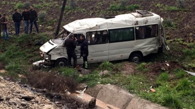 Dolu Sebebiyle Kayganlaşan Yolda Minibüs Devrildi Açıklaması 1 Ölü, 15 Yaralı