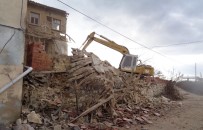 OSMANGAZI BELEDIYESI - Köylerde Metruk Binalar Tek Tek Yıkılıyor