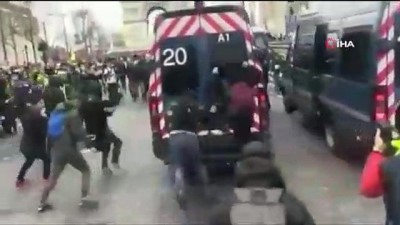 Sarı Yelekliler, bir kez daha Paris sokaklarını savaş alanına çevirdi