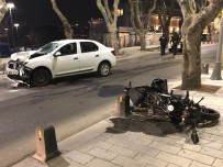 Üsküdar'da Otomobil İle Motosiklet Kafa Kafaya Çarpıştı Açıklaması 2 Yaralı