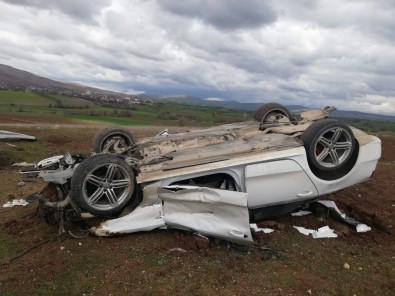 Bariyerlere Çarpan Otomobil Takla Attı Açıklaması 2 Yaralı