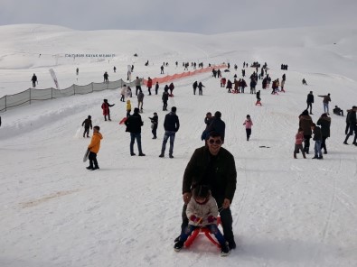 Çaldıran'da Kar Yağışı Altında Kar Voleybolu