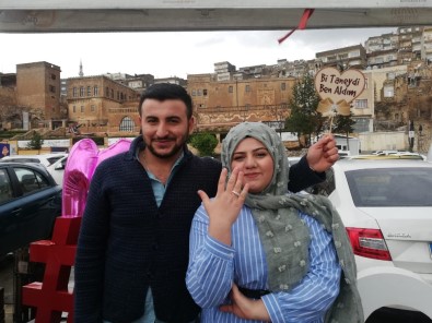 Çorum'dan Mardin'e Gelerek Halkın Önünde Sevgilisine Evlenme Teklif Etti