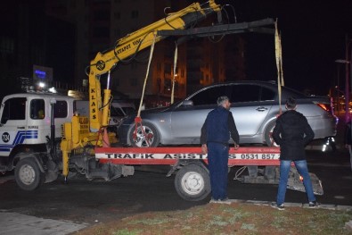 Kaza Yapan Araç Sürücüsü Otomobili Bırakıp Kaçtı Açıklaması 2 Yaralı