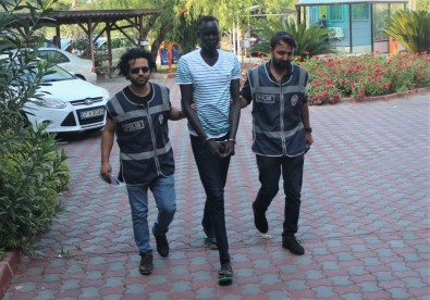 Kemer'de Alkol Alıp 3 Kişiyi Yaralayan Sudanlı Saldırgan, Taciz İddialarından Beraat Etti