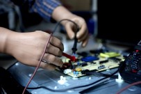 OSMAN KANBUR - 33 Yıldır Protez Kolları İle Televizyon Tamir Ediyor