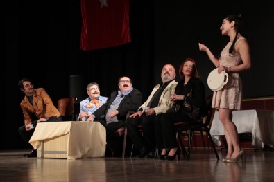 Akşehir'de 'Hayat Kime Güzel' İsimli Tiyatro Sahnelendi