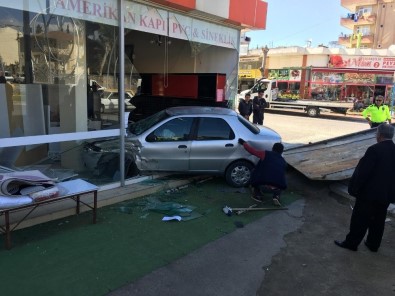 Antalya'da Otomobil İş Yerine Daldı Açıklaması 1 Yaralı