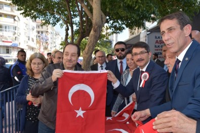 Başkan Çelik'ten Vatandaşlara 2 Bin Türk Bayrağı